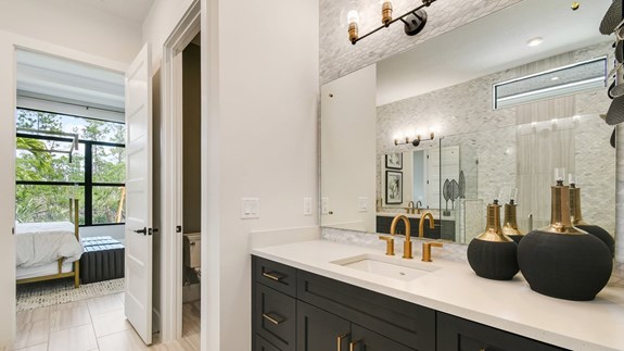 Madison Model | Owner's Bath